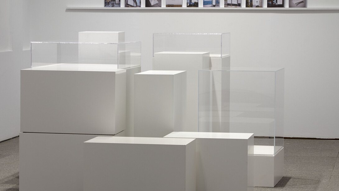 Vista de sala de la exposición Sistema Operativo, de Daniel G. Andújar. Obra Not Found, 1000 casos de estudio.