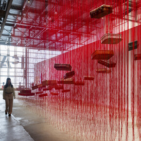 Chiharu Shiota, Home less home, exhibition view. Courtesy of Institute of Contemporary Art, Boston 