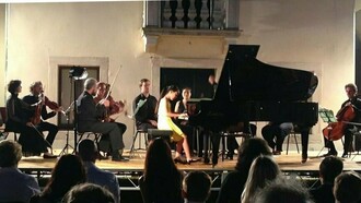 Una ragazza si esibisce in un concerto pianistico a Chioggia, Italia