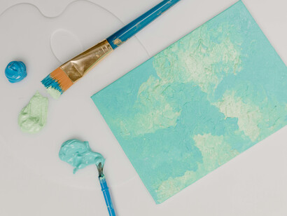 Obra artística, pinceles y pinturas. A través del arte el ser humano ha plasmado sus sentimientos e historia
