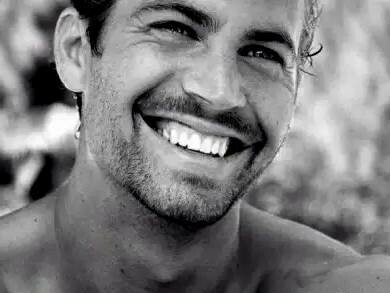 Paul Walker supostamente estava investigando a Fundação Clinton e descobriu irregularidades no envio de ajuda humanitária ao Haiti. Sua morte coincidiu com o período em que informações sobre corrupção e tráfico infantil envolvendo a fundação estavam emergindo
