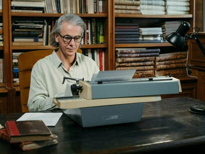 Escritor em fase de pesquisa. Desajustado dirão, neurodivergente, por certo, e inconformista o narrador destes quotidianos globais não é nenhum génio ou herói - apenas e tão só um sobrevivente à enxurrada de ruído que nos assalta… Ou tão só mais um judeu errante penando em reinos ou califados nada tolerantes quando ansiava pelo Alhambra de Córdova mais pausado e dado à aceitação das diferenças…