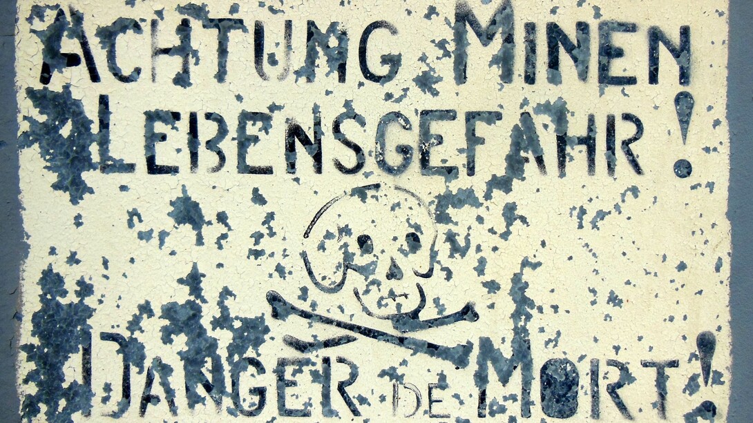 L’umanità avanza su un campo minato dove ogni passo incerto rischia di far esplodere nuove guerre, nuove fratture, nuove ombre