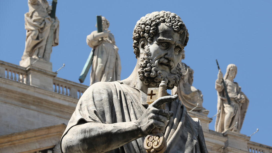 Basilica di San Pietro, particolare della Statua di San Pietro che tiene le chiavi, opera di Giuseppe De Fabris, Piazza San Pietro, Città del Vaticano