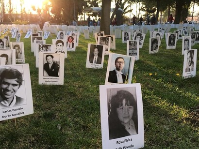 La segunda idea es que las autoridades chilenas se pronuncien sobre el derecho del pueblo a conocer toda su historia. Villa Grimaldi. Rostros de detenidos desaparecidos víctimas del terrorismo de Estado durante la dictadura de Pinochet, Santiago, Chile