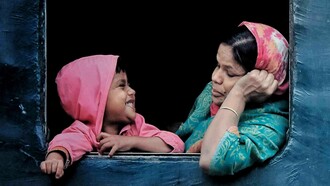Um olhar de amor entre mãe e filha reflete a urgência de resgatar o acolhimento perdido. Descubra como podemos transformar o presente em um caminho para um futuro mais compassivo e inclusivo