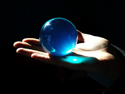 Il mondo  in una bolla: paradossalmente, senza che ce ne rendiamo conto, è come se vivessimo nel passato