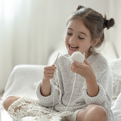 El acto de tejer recuerda que todo proceso creativo requiere paciencia y confianza en que la labor avanzará