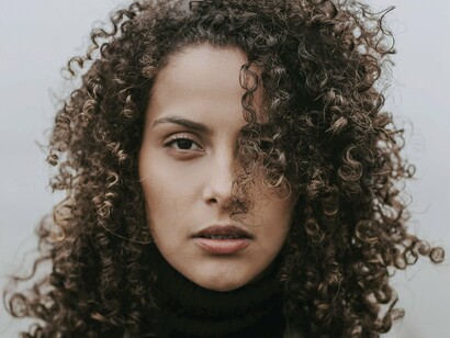 Mulher reflexiva. Parte-se todo dia. E as maneiras de se voltar à sensação de um estado de pertencimento são muitas