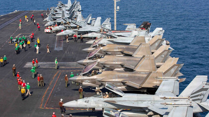 Des avions rattachés à la 9e escadre aérienne embarquée (CVW 9) sont stationnés sur le pont d'envol du porte-avions de classe Nimitz USS Abraham Lincoln (CVN 72) dans le cadre de l'opération Epic Fury, le 28 février 2026. (Photo de la Marine américaine)