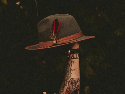 La palabra «tatuaje» fue llevada a Europa en el año 1771 por el capitán inglés James Cook al regreso de su primer viaje por los mares del Sur.