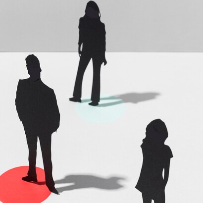 L’effetto spettatore trasforma la presenza in distanza e l’attenzione in attesa