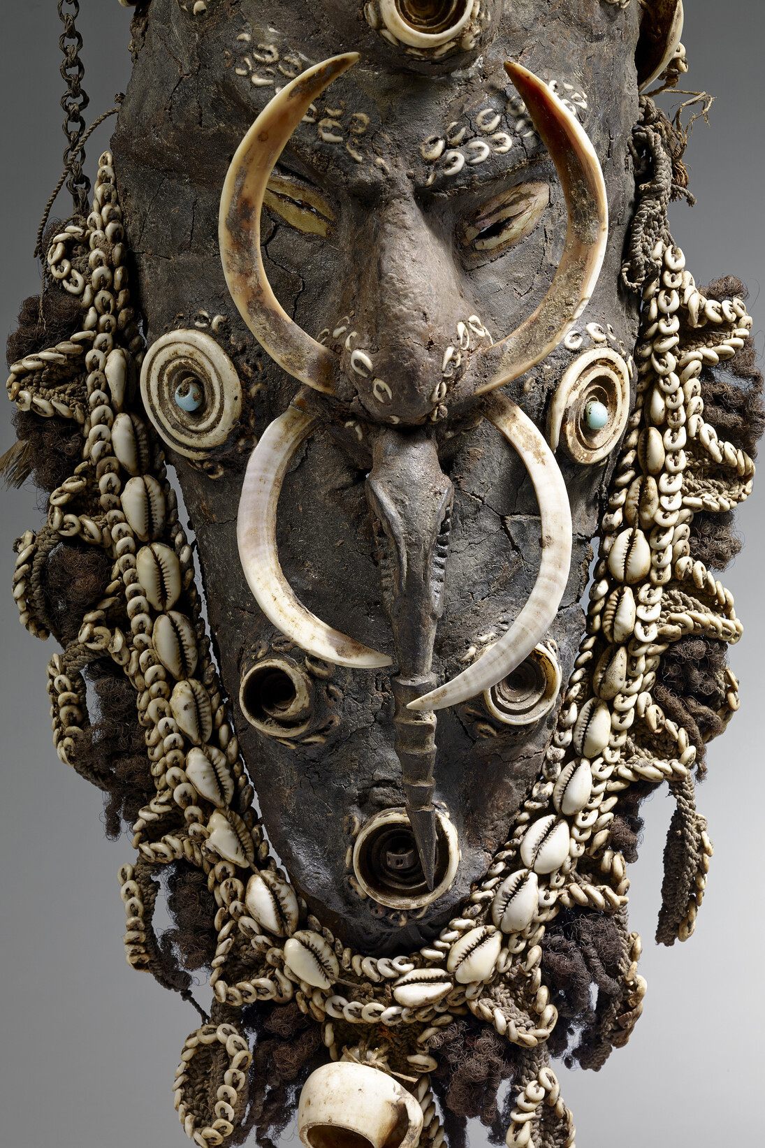 Teil einer tumbuan-Maske Holz, Ton, Harz, Menschenhaar, Conus-, Nassa-, Ovula- und Kauri-Schneckenschalen, Glasperlen, Perlmutt, Eberhauer, Schnur, Eisennägel, Wirbelknochen Schlange, 80 x 26 x 12 cm. Mittlerer Sepik, Papua Neuguinea. Vor 1955. Sammlung Alfred Bühler. Inv Vb 14709, © Museum der Kulturen Basel