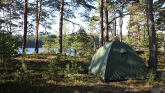 Tenda da campeggio vicino al fiume. Scopri come Salvatore ha trasformato un angolo di Sicilia in un paradiso naturale, vivendo in armonia con la natura