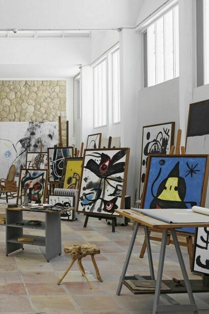 Foto dell’interno dell’atelier di Mirò © Joan Ramón Bonet & David Bonet / Cortesía Archivo Fundació Pilar i Joan Miró a Mallorca. Foto di Joan Ramón Bonet  