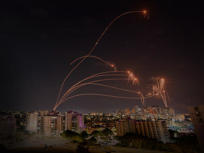 Los misiles iraníes chocan contra la defensa del Ejercito israelí en Tel Aviv el pasado 13 de abril