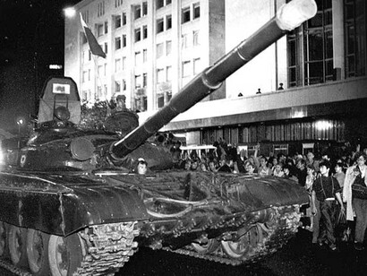 Tanques del ejército soviético conducen hacia la Casa Blanca rusa en el centro de Moscú el 20 de agosto de 1991