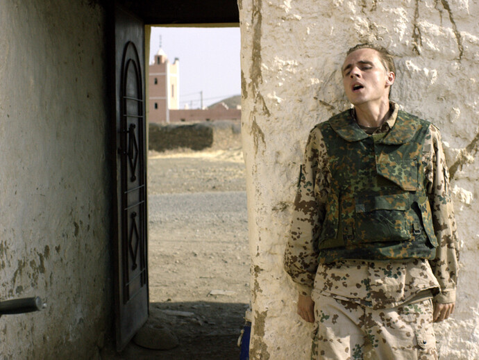 Omer Fast, Continuity (Diptych) [Continuité (Diptyque)], 2012-2015,Vidéo HD, couleur, son, 77'. Production 2012 : dOCUMENTA (13), Thyssen-Bornemisza Art Contemporary, Vienne, et Filmgalerie 451, Berlin, avec le soutien de Medienboard Berlin-Brandenburg, ZDF/3Sat et OK Offenes Kulturhaus Oberösterreich. Production 2015 : Jeu de Paume, Paris, BALTIC Centre for Contemporary Art, Gateshead, et Filmgalerie 451, Berlin, avec le soutien de Medienboard Berlin-Brandenburg et Beauftragter der Bundesregierung für Kultur und Medien (BKM). © Omer Fast