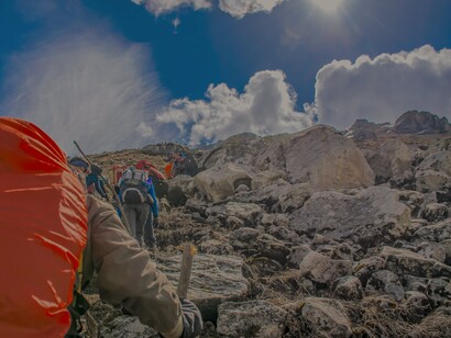 Grupo de escaladores subindo a montanha