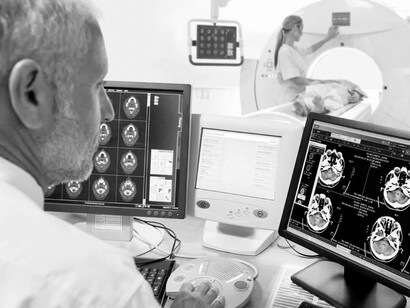 Il tatto, la prossimità, sono sostituiti da conversazioni telefoniche o in alcuni casi da un’immagine sullo schermo