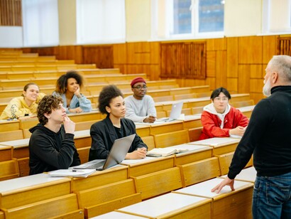Las universidades deben enfocarse en la creación de técnicas y en el descubrimiento de nuevas leyes en lugar de repetir conocimientos ya establecidos