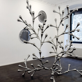 Loris Cecchini und Andrea Mastrovito, Sub limine – Die macht der schöpfung, ausstellungsansicht. Mit freundlicher genehmigung der Luisa Catucci Gallery