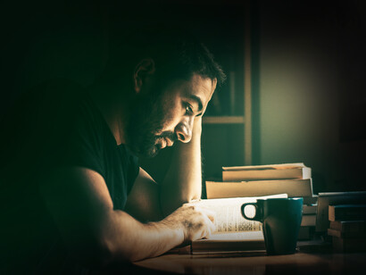 Hombre sentado leyendo un libro