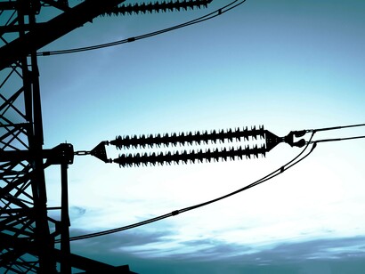 Visuale ravvicinata di un isolatore per alta tensione su un traliccio