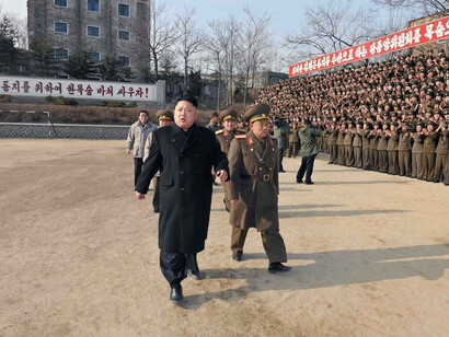 Kim Jong-Un pasa revista a sus tropas