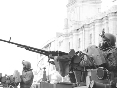 Soldiers on top of their machinegun turrets