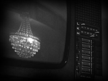 Con l'avvento della televisione via cavo negli anni Ottanta, sono nate le reti di notizie all-news come CNN, portando l'informazione continua 24 ore su 24 nelle case degli spettatori