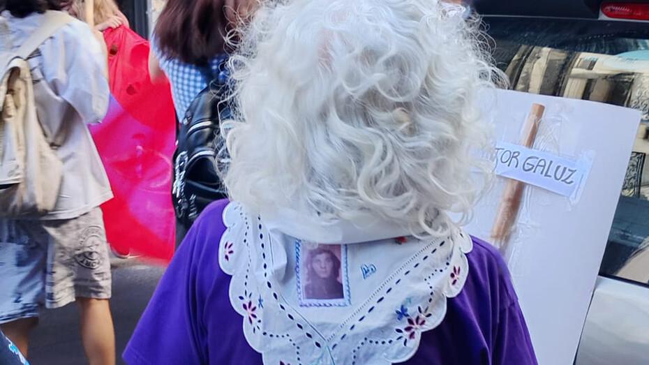 Mujer porta la fotografía de un pariente desaparecido por la última dictadura argentina en la marcha por el Día de la Memoria por la Verdad y la Justicia, 24 de marzo 2026, Ciudad Autónoma de Buenos Aires, Argentina