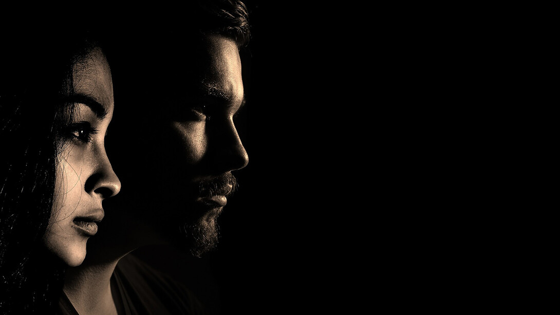 Le contraire. Chaque fois qu’une contradiction, une antithèse, surgit, la division et le conflit surgissent