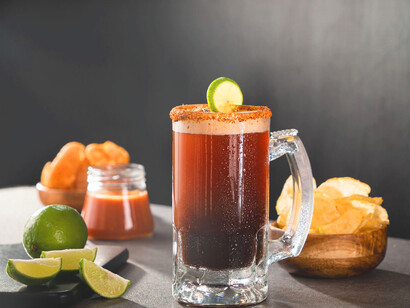 No fue por eso por lo que renunció a fumarse el cigarrillo de la sobremesa y a tomarse un vaso de refresco bien frío, o una michelada en vaso escarchado con sal y chile piquín