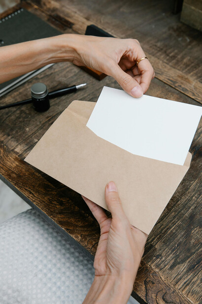 Dos amigos, que podríamos llamar *A* y *B*, practicaban un juego que consistía en bromas por correo. Eran bromas pesadas