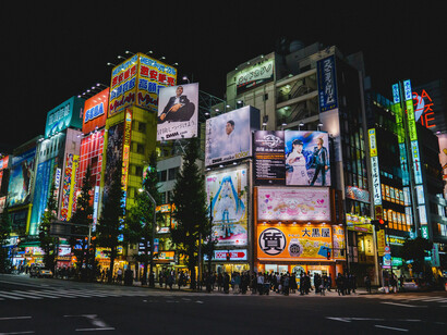 Dans les rues animées de Tokyo, l’effervescence urbaine reflète le dynamisme d’un Japon devenu l’une des principales puissances économiques de la planète