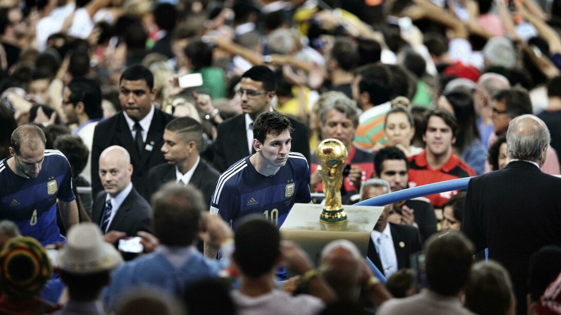 Lionel Messi contempla la copa tras perder la final de 2014 contra Alemania