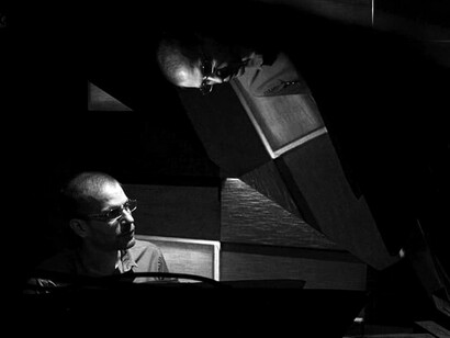 Nicolás Santella grabando en el estudio, fotografía por David Valles