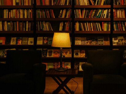 Los textos de Marosa combinan poesía y narrativa, desbordando estructuras tradicionales con metáforas que evocan sensualidad y misterio