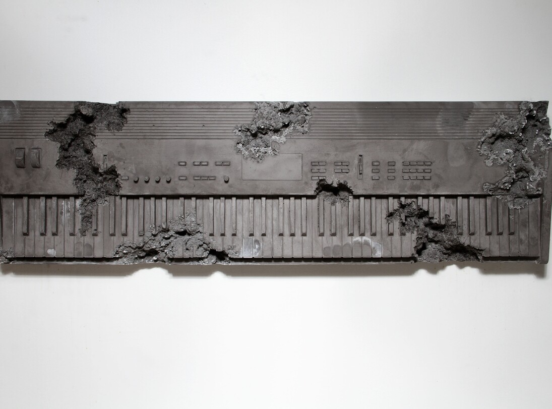 Daniel Arsham, "Obsidian Eroded Keyboard" 2014, Fragments d'obsidienne, verre dépoli, hydrostone, 39,5 x 133 x 12,5 cm / 15 1/2 x 52 1/4 x 5 inches, Courtesy Galerie Perrotin