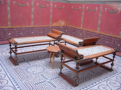 Replica di un triclinio (sala da pranzo di una villa romana) nella Collezione Archeologica Statale di Monaco di Baviera dell'epoca dell'Impero Romano, Germania, foto di Mattes
