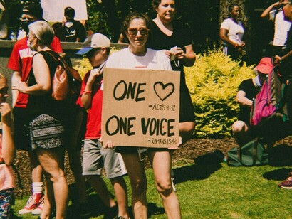 Voz. En los comienzos del movimiento alterglobalización nació la AIH, una red con las piernas bien ancladas a nivel local y la cabeza consciente de los desafíos de las realidades globales, una de las primeras en estructuras en torno al activismo