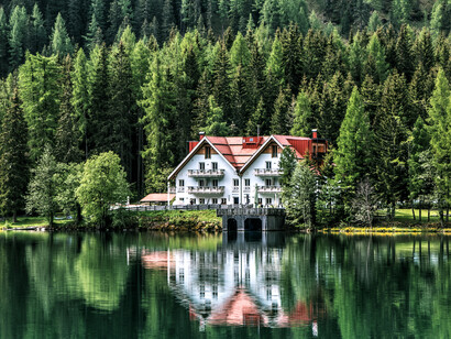 Maison dans la forêt au bord du lac, montrant son reflet, l'un des paysages typiques de la Suisse