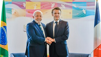 El actual presidente de Brasil, Lula da Silva, y el presidente de Francia, Emmanuel Macron, durante un encuentro en Hiroshima, Japón, el 20 de mayo de 2023