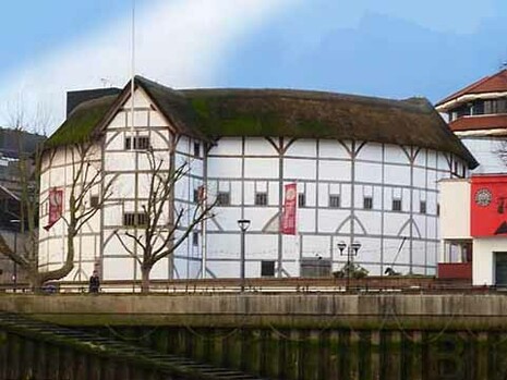 El teatro tiene sus inicios en la antigüedad y se desarrolló de manera independiente en diversas culturas. Edificio del teatro, distrito londinense de Southwark, foto tomada desde el rio en 1914. Shakespeare's Globe, Londres, Inglaterra