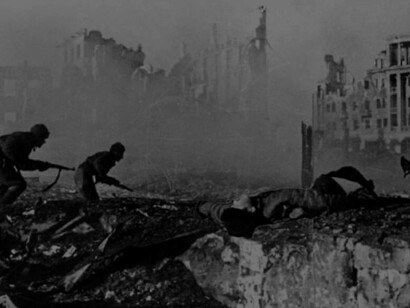 Soviet soldiers fighting for cover in Stalingrad during WW2