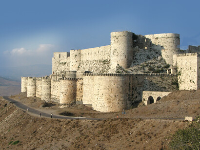 Que el Kremlin trabajaba estrechamente con el-Ásad no era ningún secreto. Dicha colaboración estaba lejos de ser gratis. Rusia tiene una base naval estratégica en Tartus, Siria. El Crac de los Caballeros