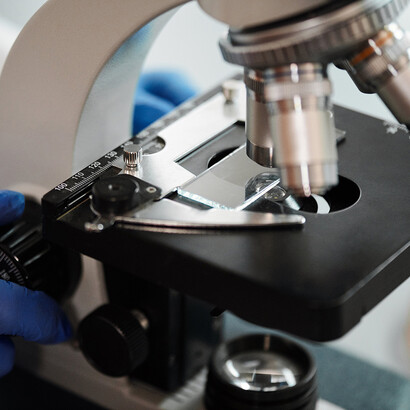 Jacques Monod. Ce siècle fut aussi celui de l’essor de la biologie, devenue moléculaire, et dont Jacques Monod aura été un de ses grands protagonistes