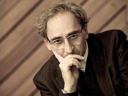 Un intenso primo piano di Franco Battiato