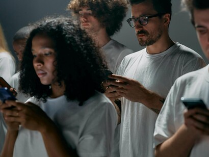 Vivemos num tempo em que a inovação deixou de ser apenas uma vantagem competitiva para se tornar uma condição de sobrevivência. Empresas, instituições e até indivíduos sentem-se pressionados a acompanhar um ritmo de mudança que parece não conceder pausas
